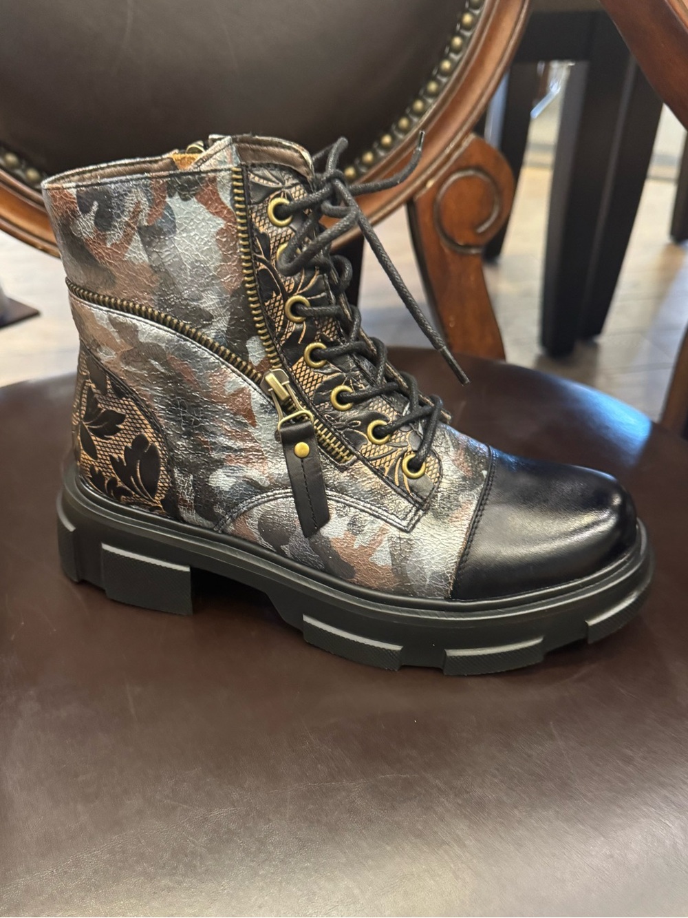 L’Artiste Carmelian Boot-Black